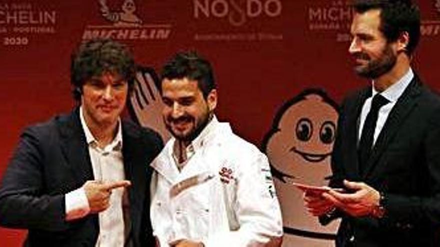 Jordi Cruz (esquerra), ahir durant la gala Michelin