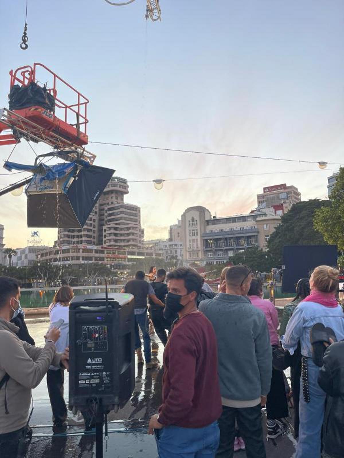 Dos momentos del rodaje. A la izquierda se puede ver a Dua Lipa en medio del equipo. A la derecha, la cantante durante un descanso de la filmación. | | EL DÍA