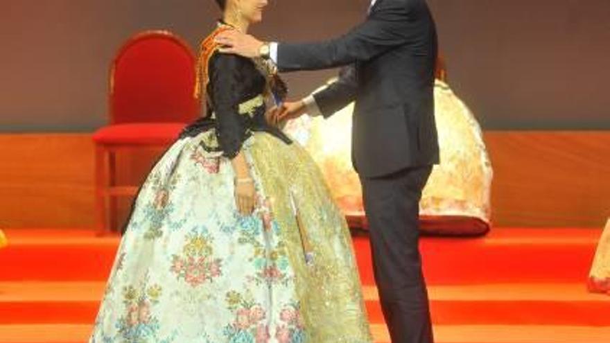 Tres imágenes del acto ayer en el Gran Teatro, el primero de las reinas de las fiestas 2018.