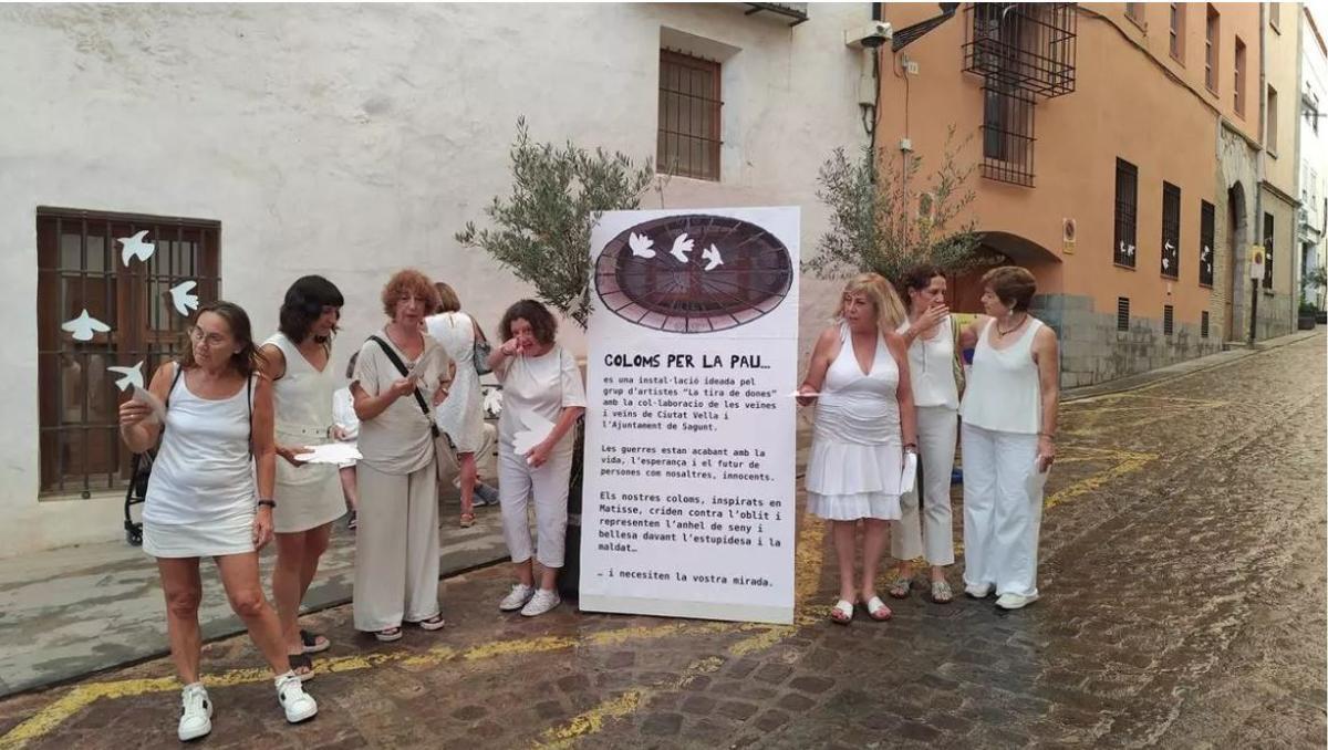La Tira de Dones presentando sus Palomas por la paz