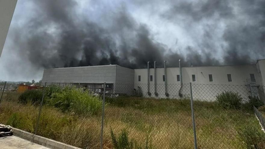 Aparatoso incendio en una nave industrial del polígono Meses de Xàtiva