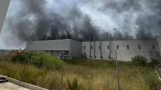 Aparatoso incendio en una nave industrial del polígono Meses de Xàtiva