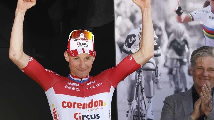 El holandés van der Poel celebra su victoria en la Amstel Gold Race celebrada ayer. // Bas Czerwinski