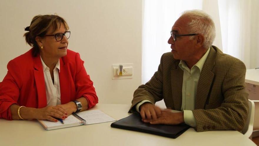 Conxa García y Manuel Gimeno conversan durante su reunión.