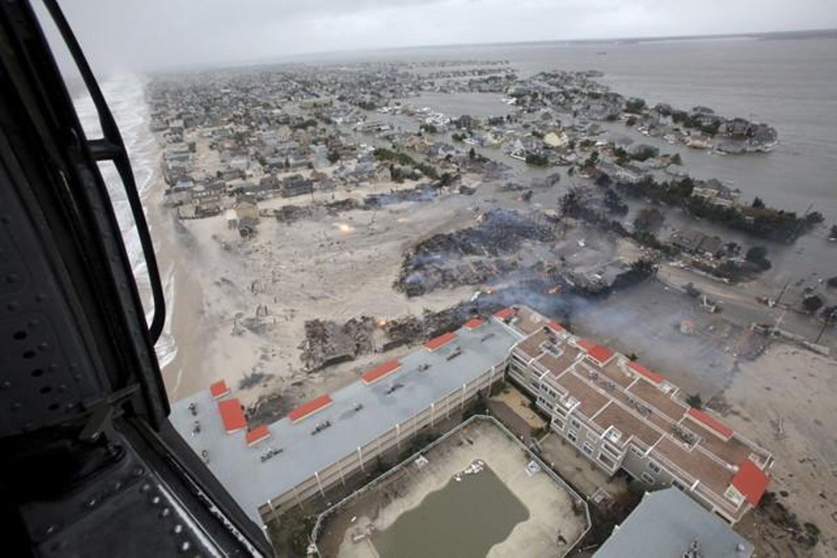 Els EUA intenten recuperar-se després de 40 morts i 6 milions de persones sense llum per l’huracà. Vista de la devastació causada per ’Sandy’ a la costa de Nova Jersey. El president Barack Obama visitarà aquest dimecres l’estat convertit en ’zona zero’ del cicló i on almenys sis persones van perdre la vida.