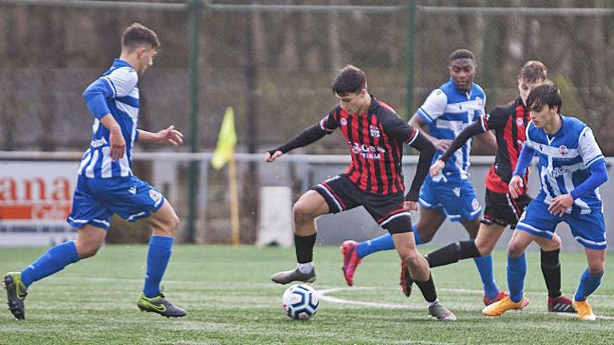 Un lance del EF Lalín-Deportivo B jugado ayer. |  // BERNABÉ/ANA AGRA