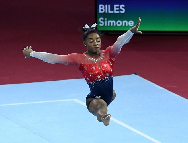 Simone Biles actúa en el piso durante la final del equipo femenino en el Campeonato Mundial de Gimnasia Artística FIG en el Hanns-Martin-Schleyer-Halle en Stuttgart, sur de Alemania.