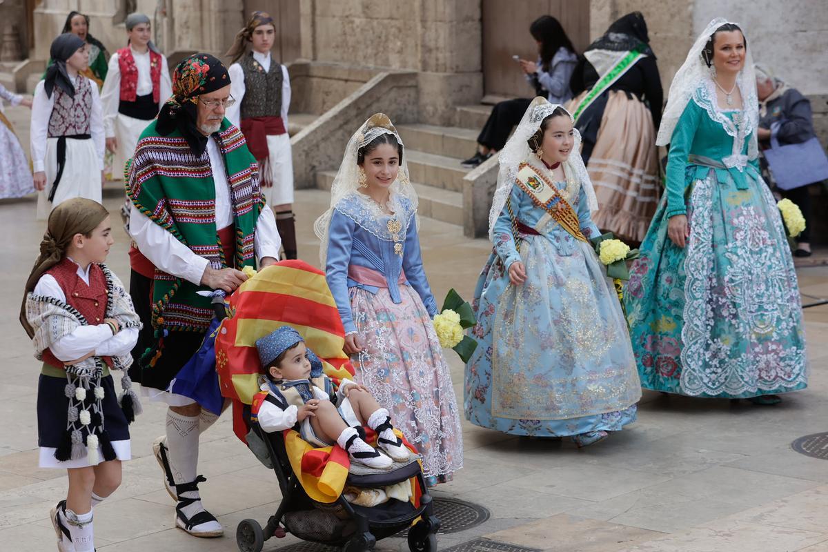 Todas las fotos de la Ofrenda del 18 de marzo por la calle San Vicente hasta la 17:30 horas Todas las fotos de la Ofrenda del 18 de marzo por la calle San Vicente hasta la 17:30 horas