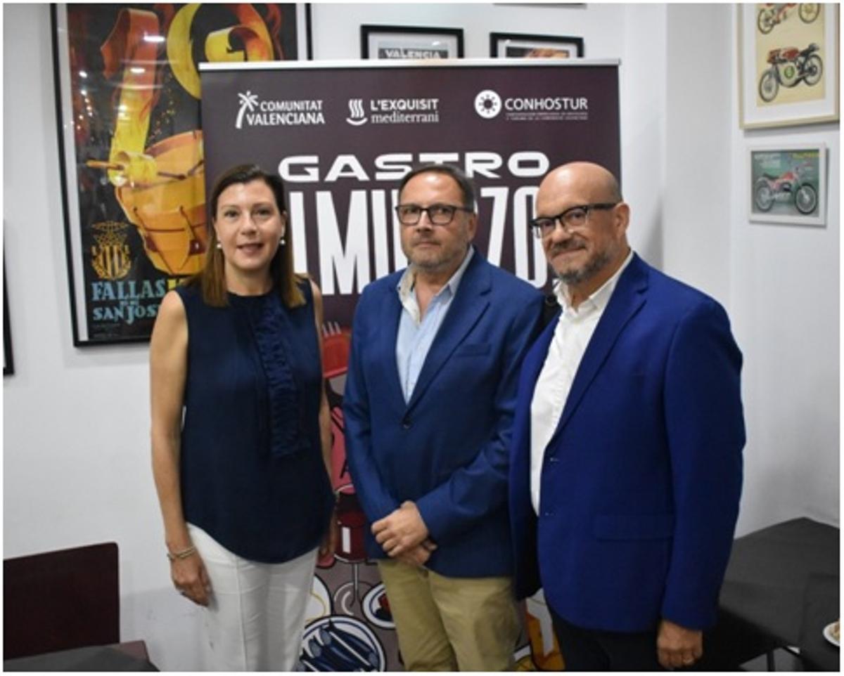 La secretaria autonómica de Turisme, Cristina Moreno; el presidente de Conhostur, Manuel Espinar; y el periodista Paco Alonso, colaborador de la campaña.