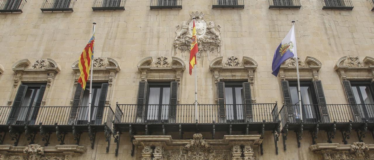 Banderas oficiales en el Ayuntamiento de Alicante