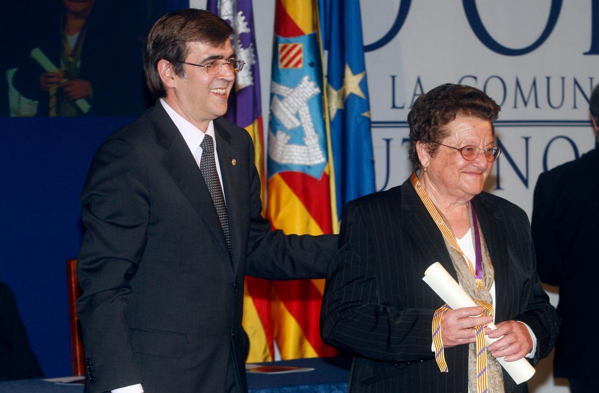 La maestra recibe el premio Ramón Llull por parte de Francesc Antic