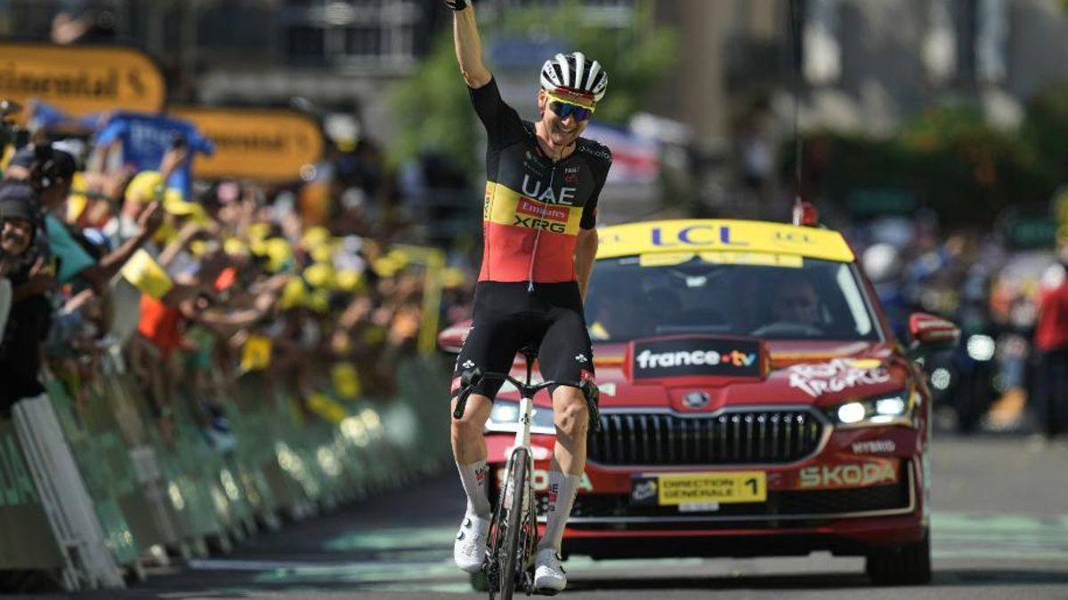 Tim Wellens celebra la victòria a la meta de Carcassona