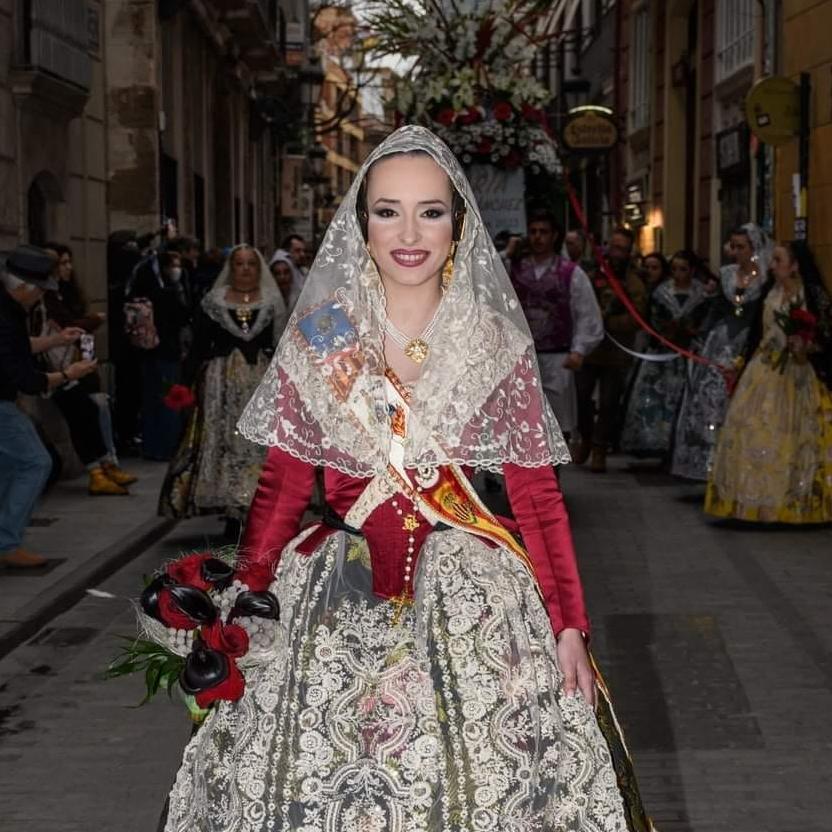 Desfilando en la Ofrenda de marzo, ahora sí como fallera mayor.