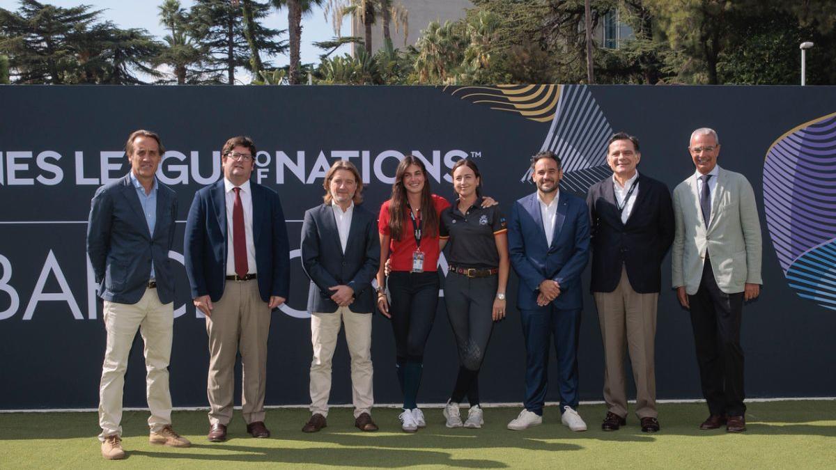De izquierda a derecha: Daniel García Giro, director del CSIO Barcelona; Pablo Sánchez Marquiegui, presidente del Real Club de Polo; David Escudé, regidor de Deportes del Ayuntamiento de Barcelona y presidente delegado del Área de Deportes y Actividad Física de la Diputación de Barcelona; Sira Martínez, amazona y embajadora de CSIO Barcelona; Imma Roquet miembro del equipo nacional; Abel García, secretario general del Deporte y la Actividad Física de la Generalitat de Catalunya; Luis Comas, presidente de la Fundación RCPB y Santi Mercè, presidente del CSIO Barcelona