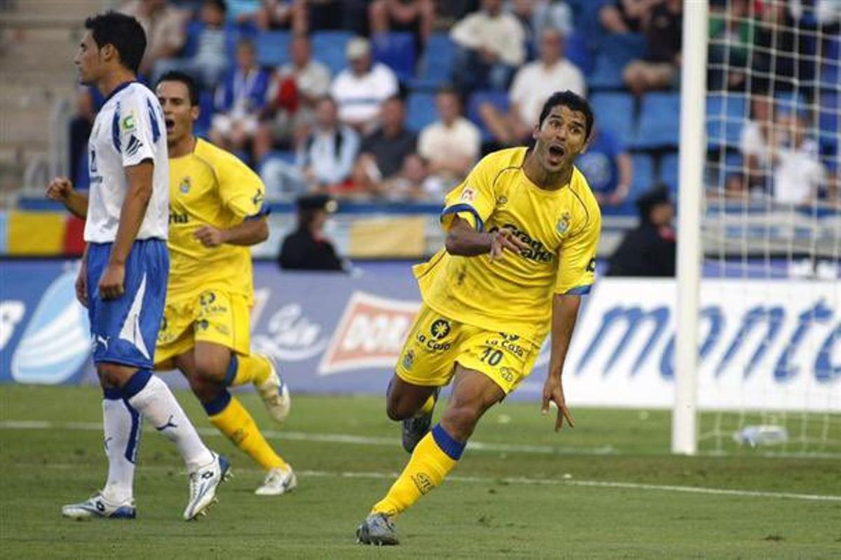 Siro Darino festeja su gol en el estadio del Tenerife.