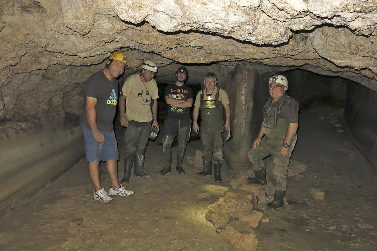 Miembros del MVHN buscando ejemplares en 2014 en el túnel de Batán