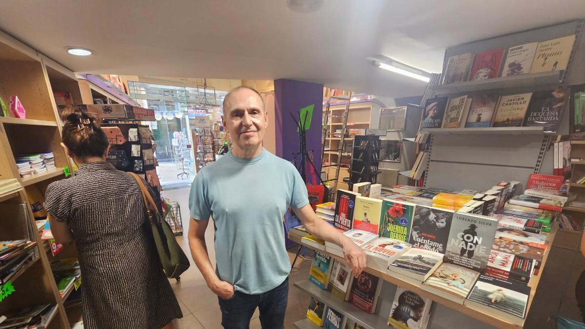 Vicente Rico en la papelería días antes de su cierre.