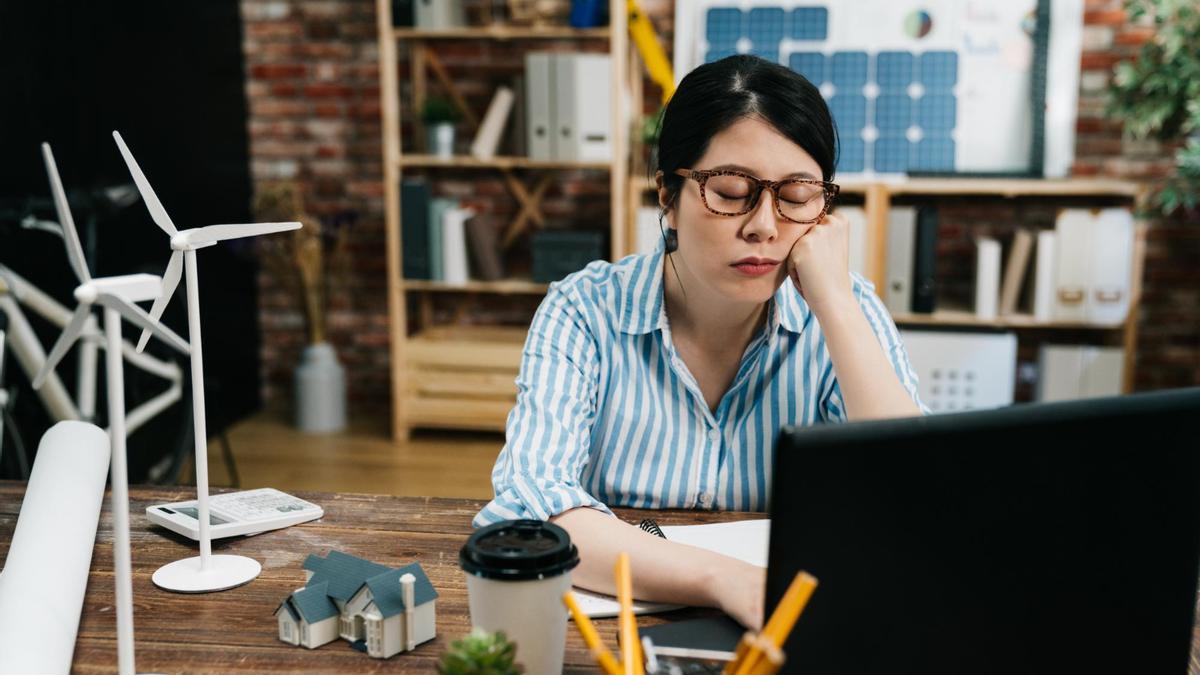 En Japón inventan unas cajas para echarse la siesta de pie durante los descansos del trabajo