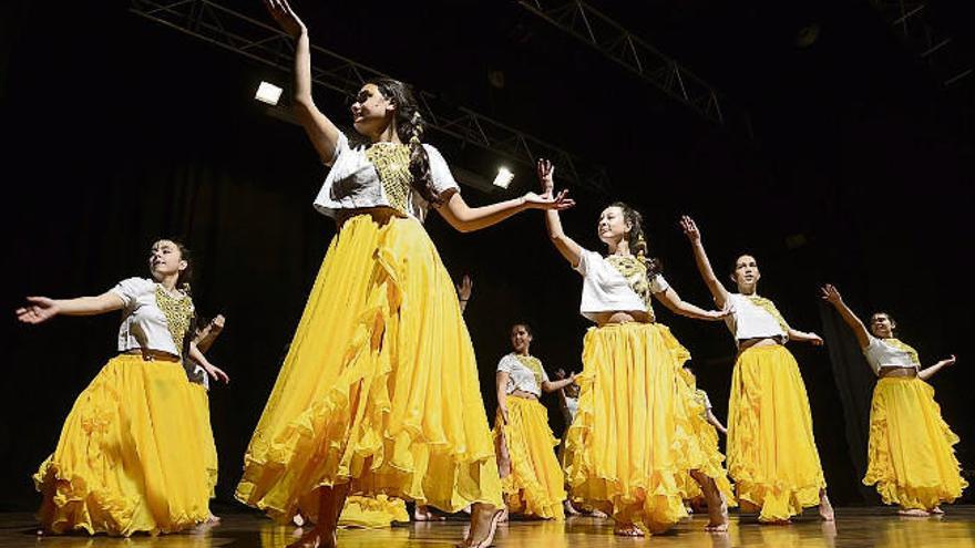 Una de las coreografías de la primera sesión ante un Salón Teatro que se quedó pequeño para acoger a todo el público.  // Bernabé/Javier Lalín