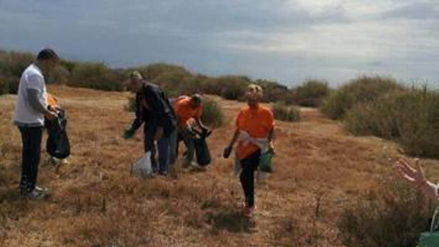 La asociación canina Askampe realiza una batida para limpiar el entorno de la playa de perros