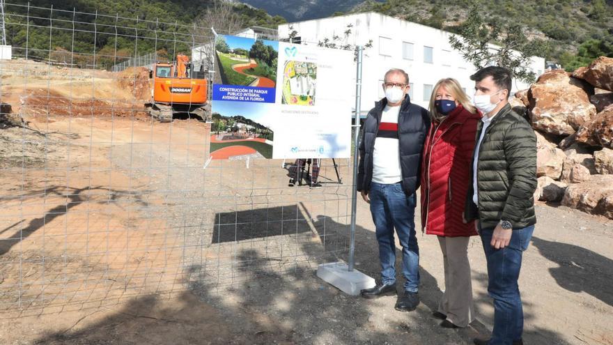 La alcaldesa, Ángeles Muñoz, junto a vecinos de la zona visita las actuaciones. | L.O.