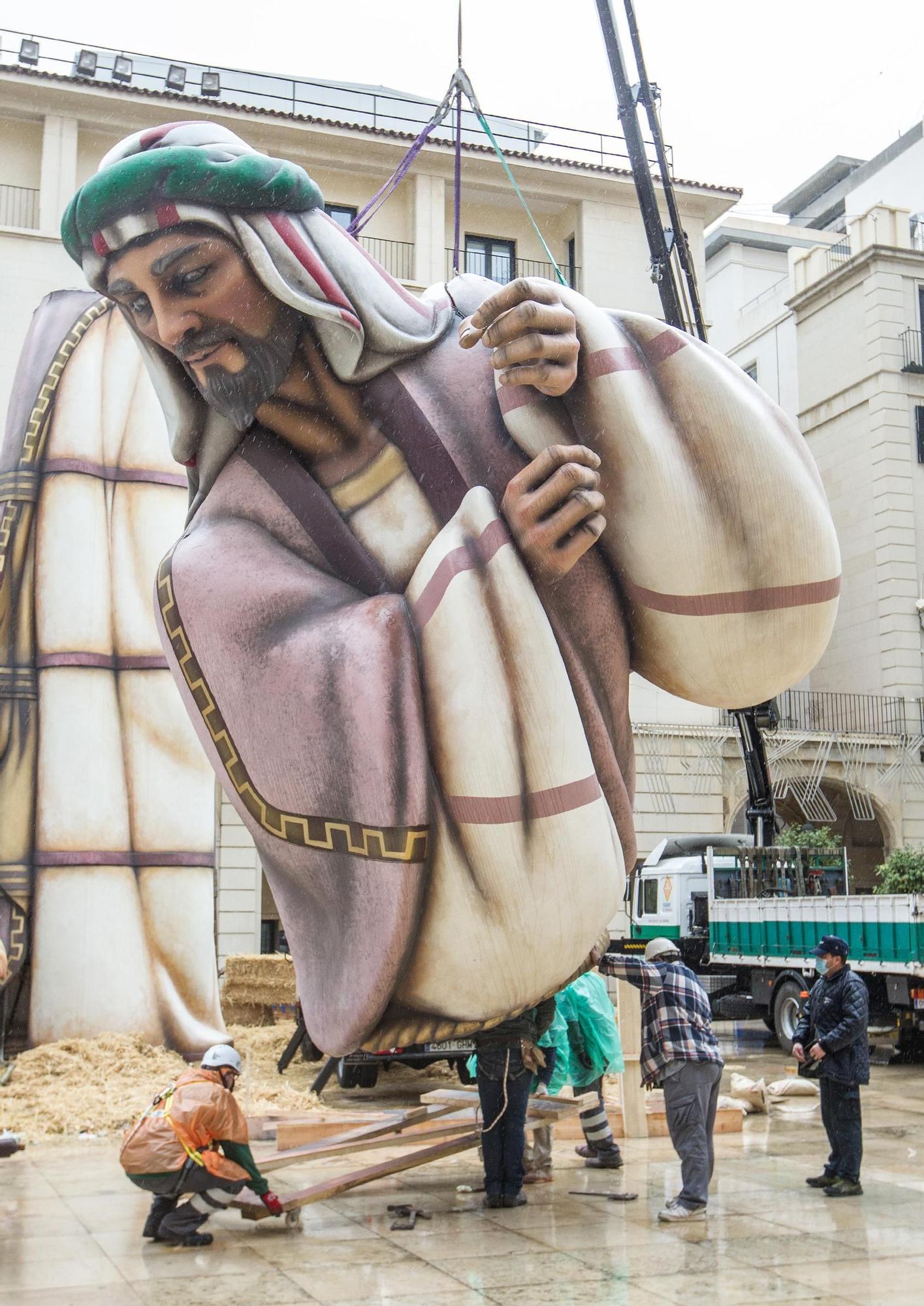 Arranca el desmontaje del Belén Gigante pese a la lluvia en Alicante