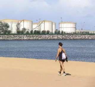 Investigan un vertido de plásticos industriales que llegó a las playas de Gijón