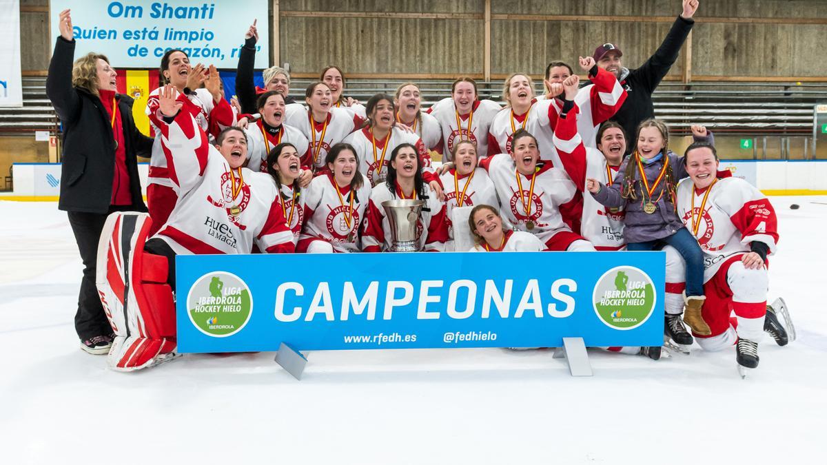 Las jugadoras del CH Jaca posan con el trofeo de campeonas de Liga.