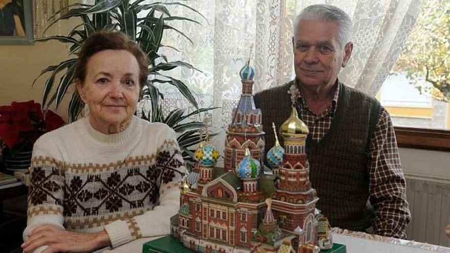 Emilio Gómez con su mujer, Nina Galkina, junto a una figura de la catedral de San Basilio, en Moscú. / v. echave