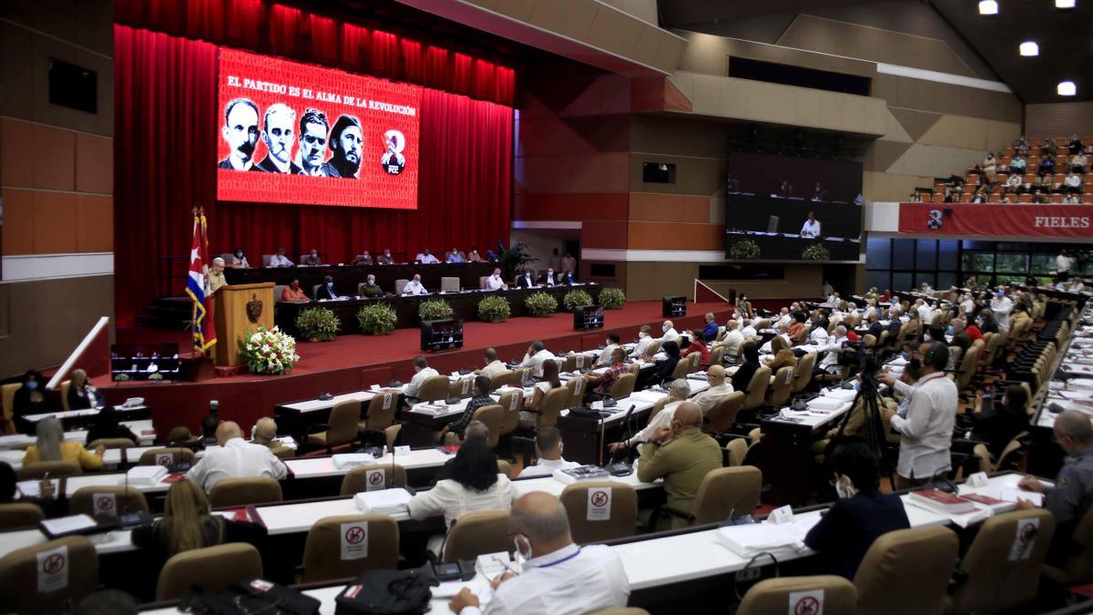 Participantes asisten, este viernes, a la apertura del 8º Congreso del Partido Comunista de Cuba que se realiza en el Palacio de Convenciones en La Habana.