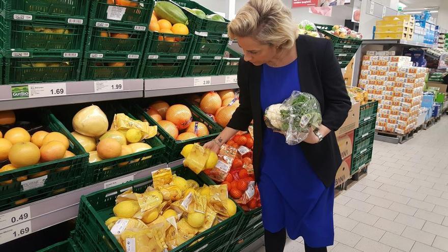 La consejera visita una serie de supermercados alemanes para conocer la situación de los productos de la Región.