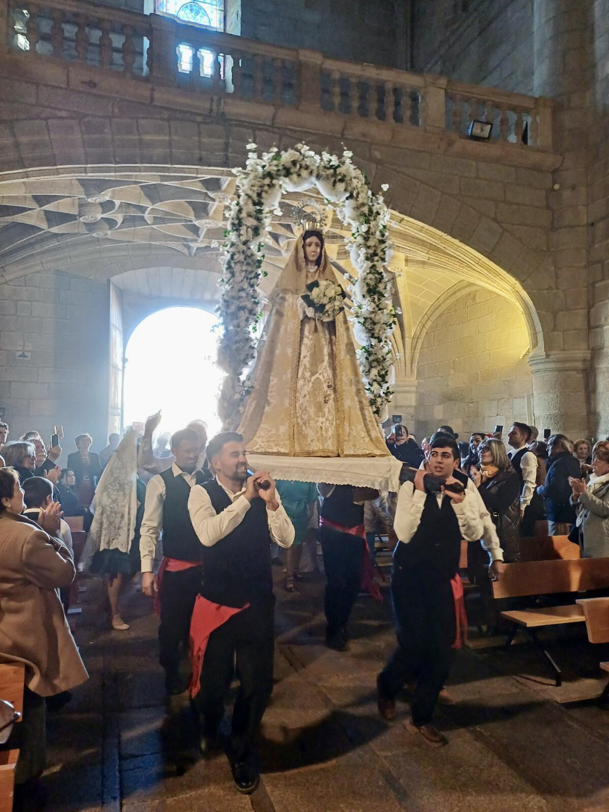 Portando a la Virgen.