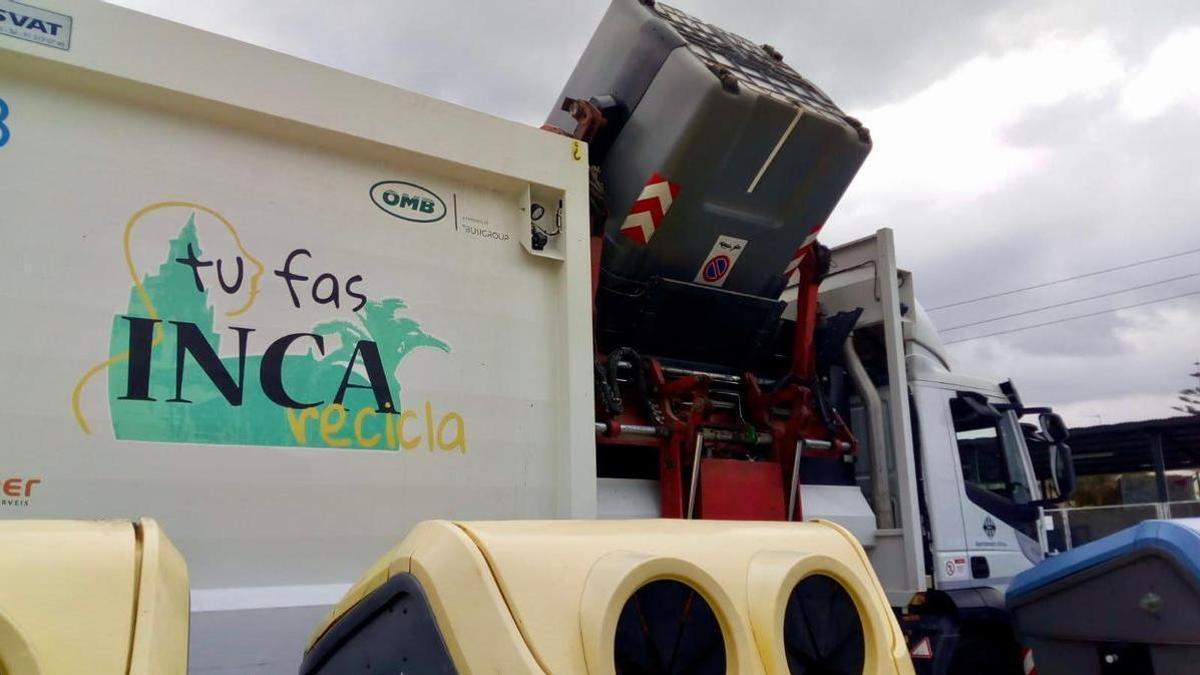 Un camión carga un contenedor de residuos en Inca.