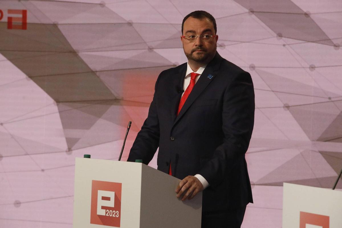 Adrián Barbón durante el debate electoral.