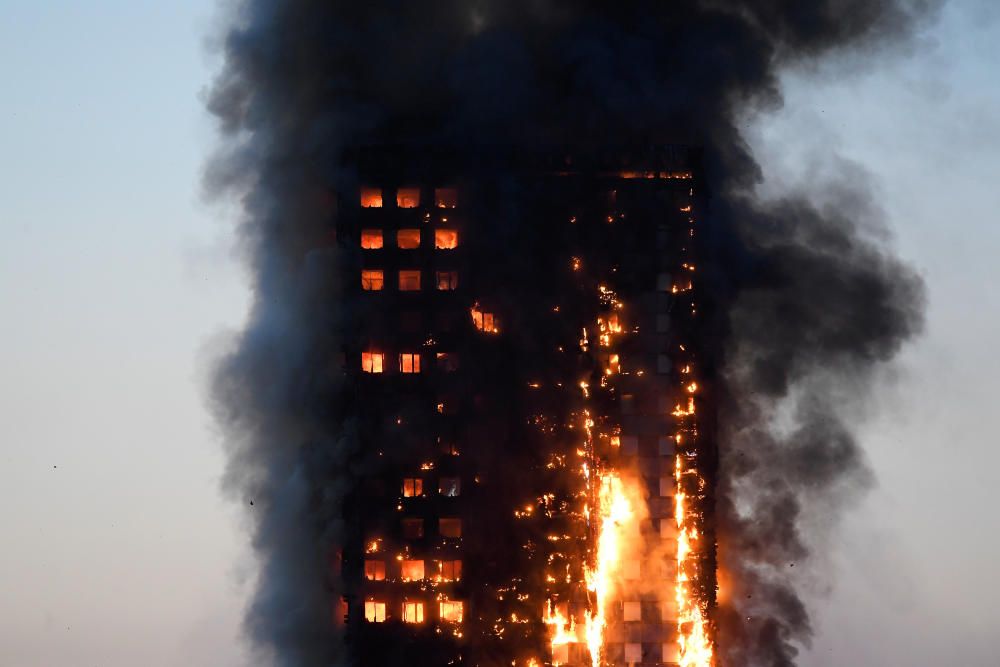 Incendi en un bloc de pisos de 27 plantes a Londres