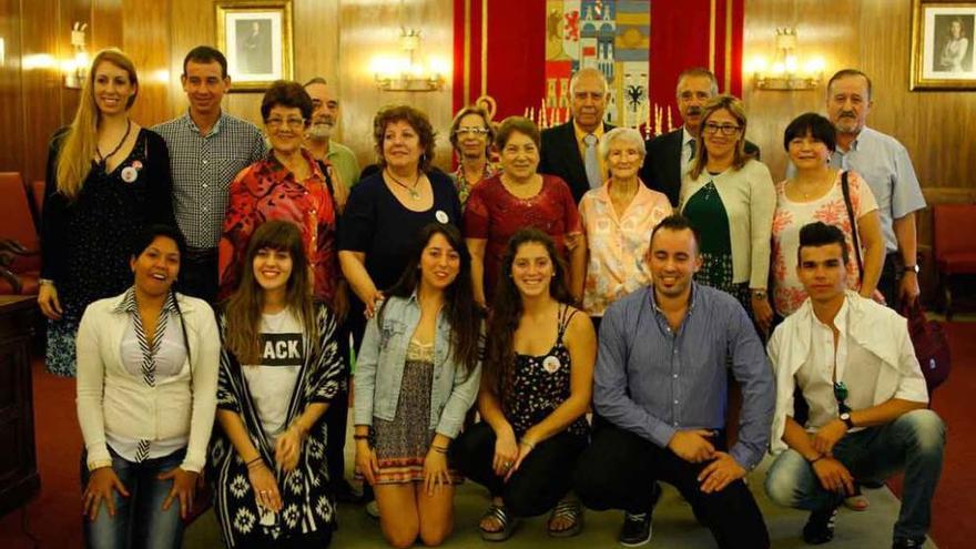 Los 17 participantes en la Operación Añoranza y Raíces, con Mayte Martín Pozo y José Luis Bermúdez.