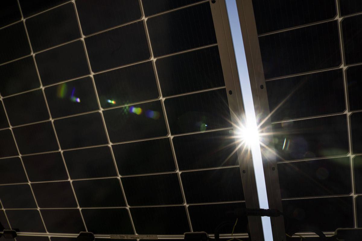 Algunes de les plaques instal·lades al parc solar fotovoltaic del Roc de la Mel, a Casserres