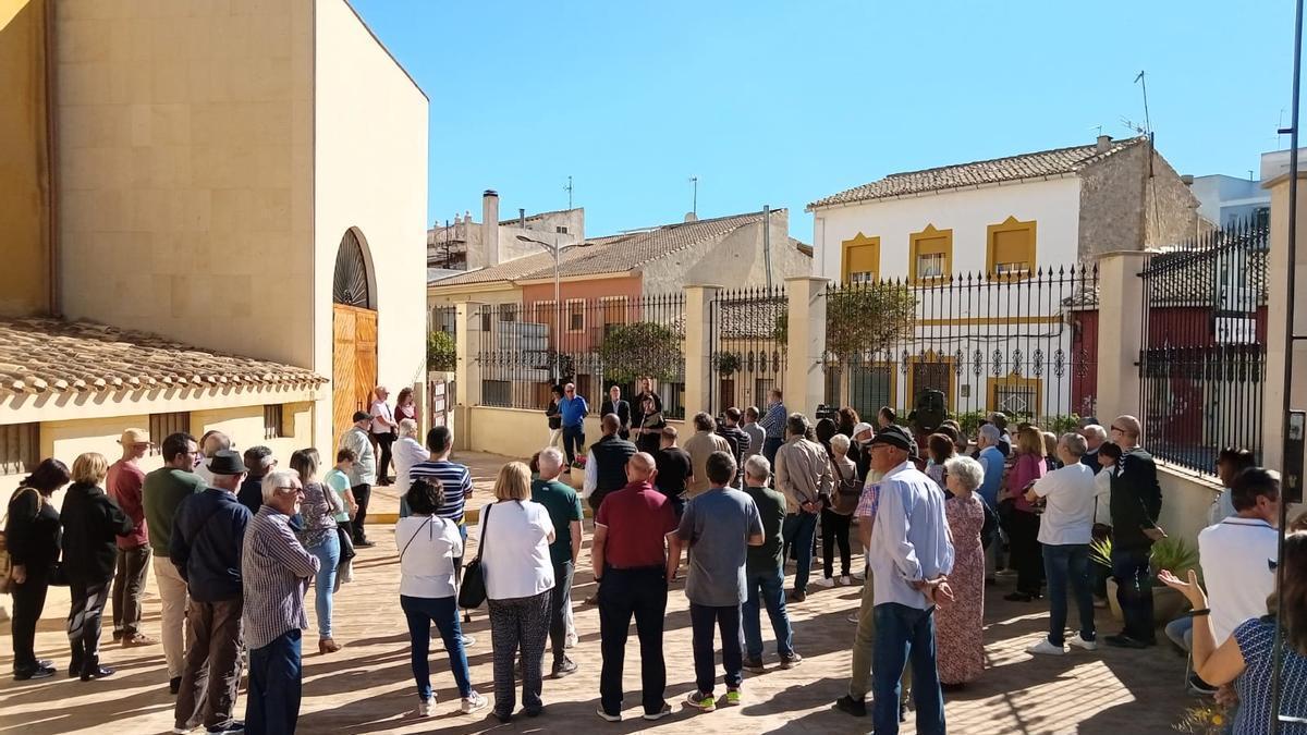 Asistentes al homenaje en la puerta de la Plaza de Toros de Monóvar