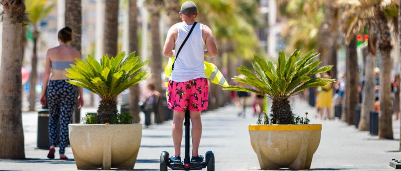 Benidorm pone coto a los patines eléctricos y «segways»: 500 euros de multa y seguro obligatorio