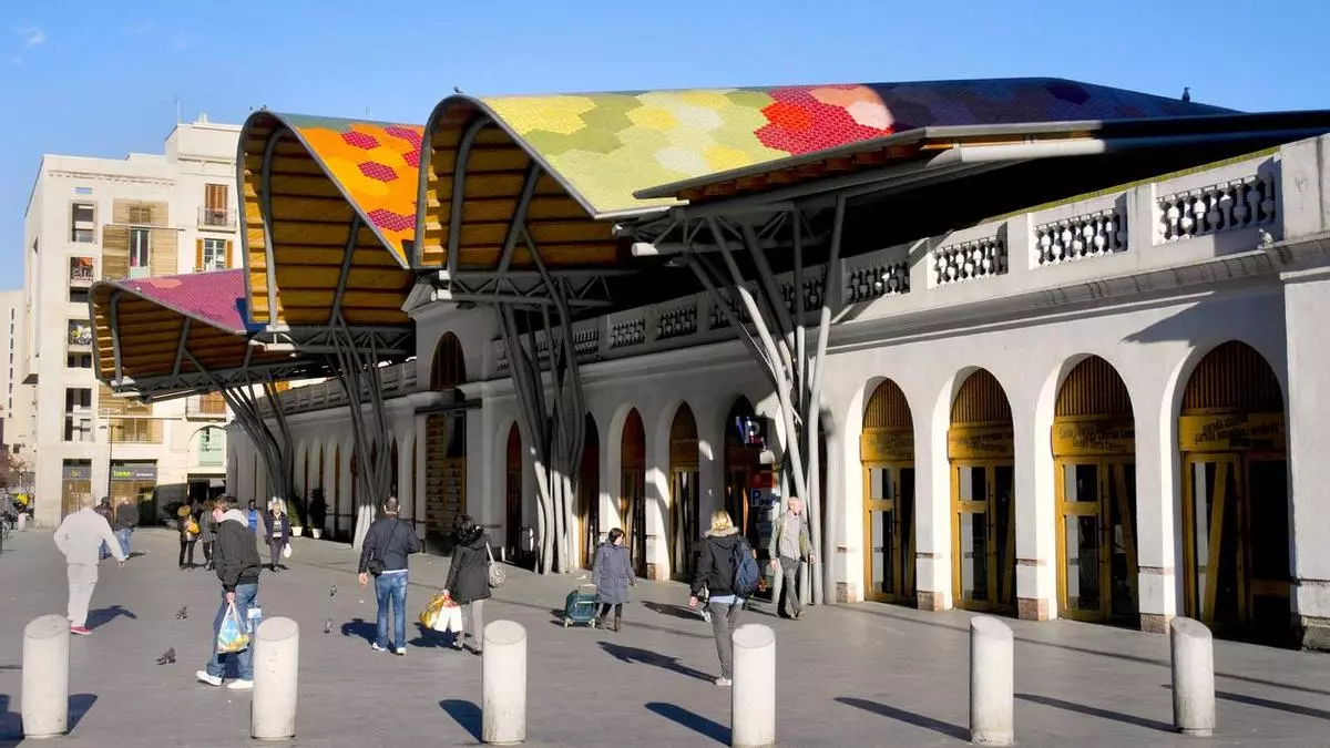El mercado más bonito de Barcelona tiene un tejado de mil colores y en su origen fue un convento