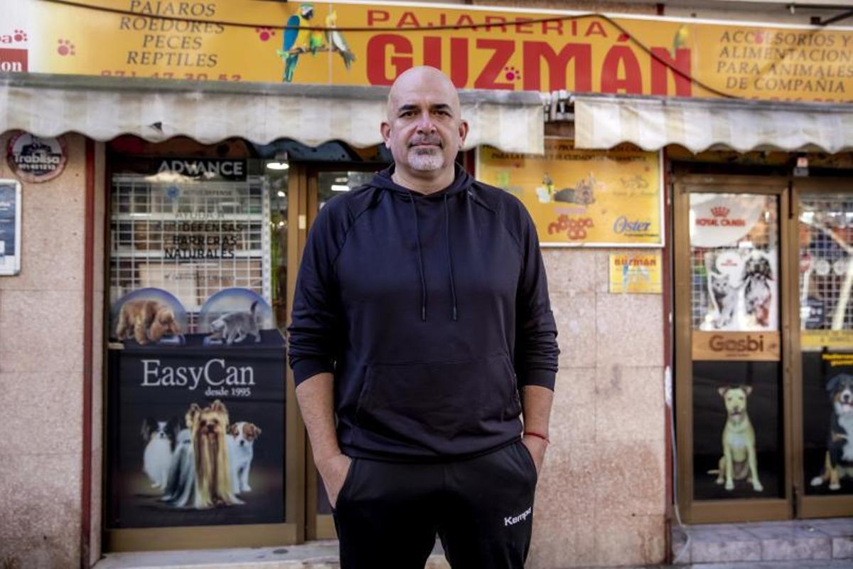 Cerca de cumplir 30 años, el propietario de la Pajarería Guzmán, Juan Guzmán teme por su futuro si se confirma el veto a la venta de animales.