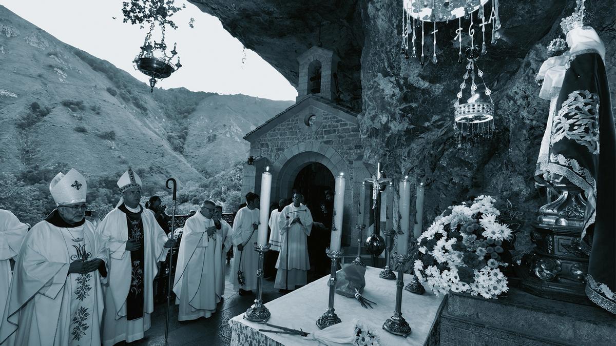 Monseñor Fernández Artime, junto al arzobispo Sanz Montes ante la imagen de la Santina, en Covadonga.