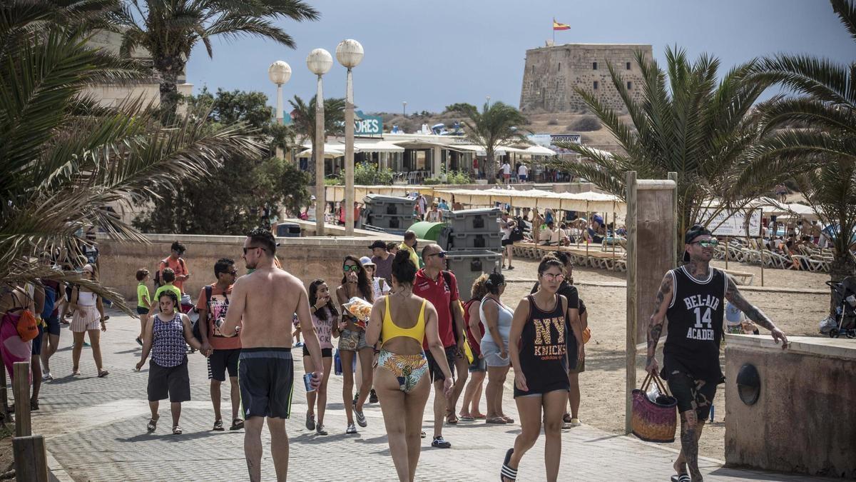 Turistas en la isla de Tabarca en una imagen de archivo.