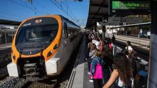 Retrasos en tres líneas de Rodalies por un tren averiado en la estación de Passeig de Gràcia en Barcelona