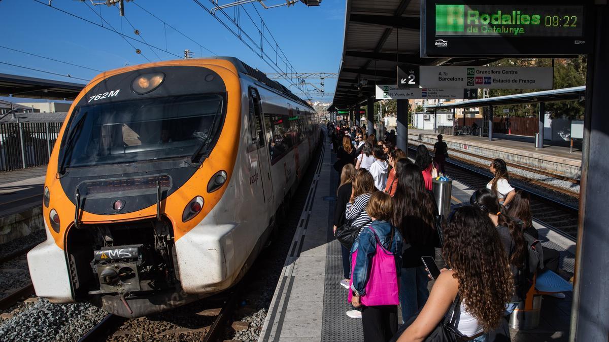 Un tren de la R2 de Rodalies, en la estación de Gavá