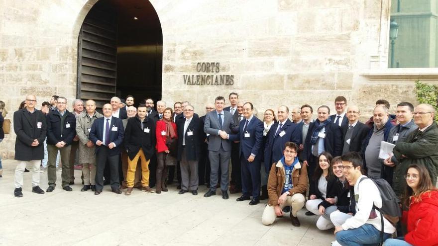 Integrantes de la Associació de Juristes Valencians cuando llevaron su iniciativa a las Corts