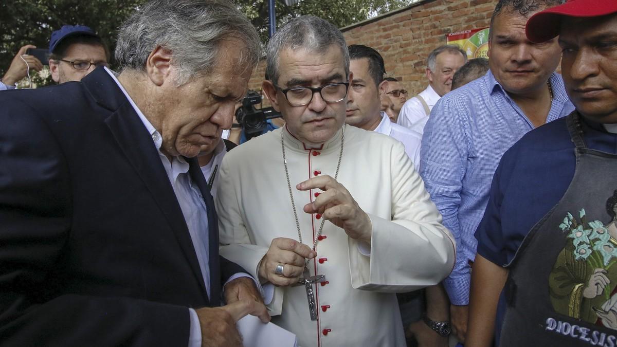 El secretario general de la OEA, Luis Almagro, con el obispo Víctor Ochoa, en un centro de inmigrante de Cúcuta.