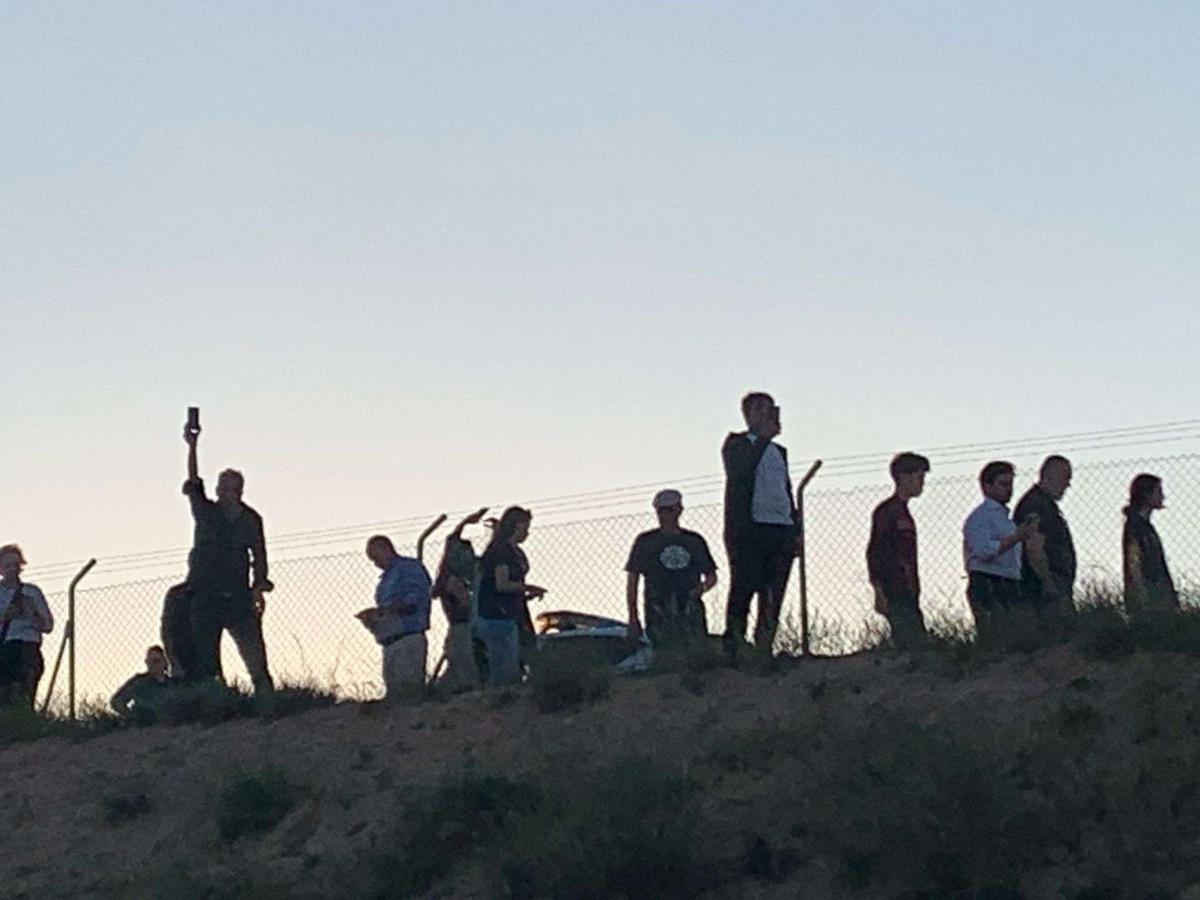 Los pasajeros, en medio del campo, tras salir del tren,