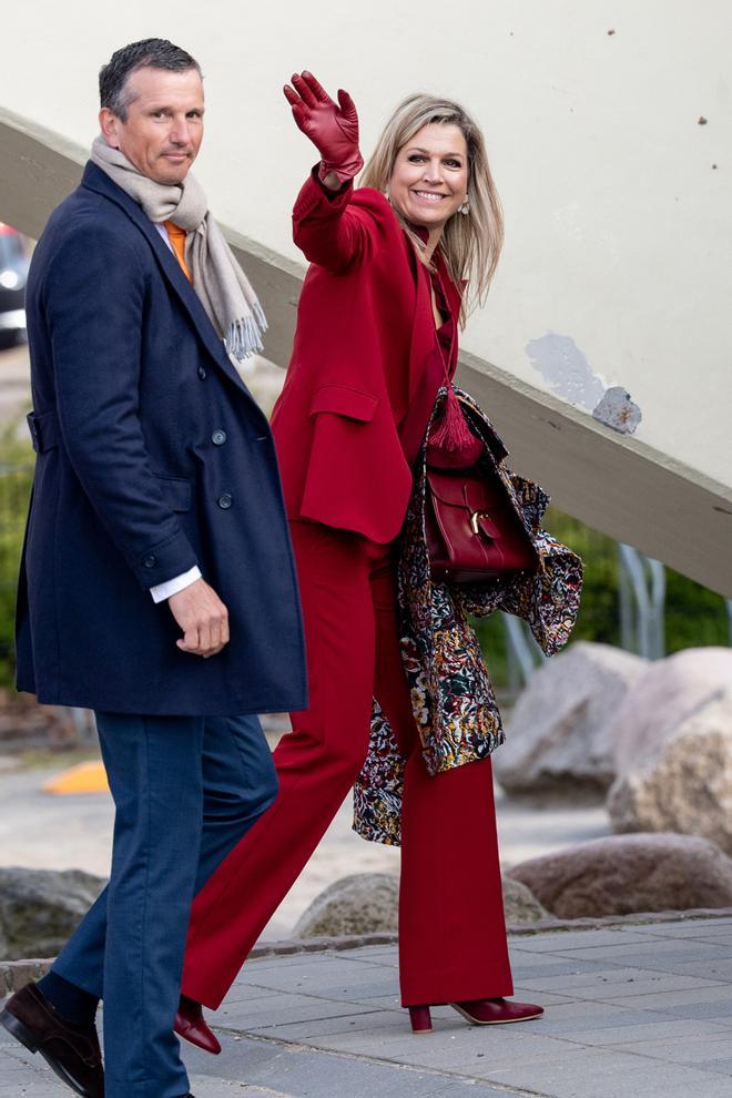 La reina Maxima de Holanda con traje de chaqueta rojo
