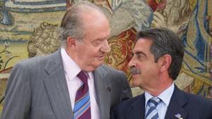El rey Juan Carlos y Miguel Ángel Revilla, en una imagen de archivo.